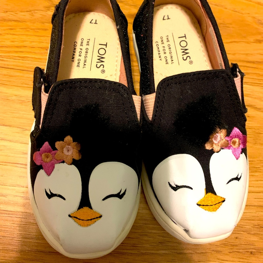 Toms size 7 toddlers.  Very cute penguin style
